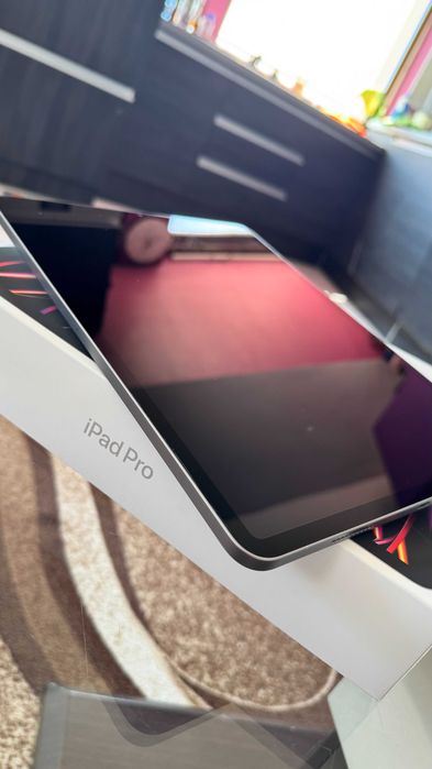 iPad Pro 12.9-inch (6th Generation) Wi-Fi + Apple Pencil 2
