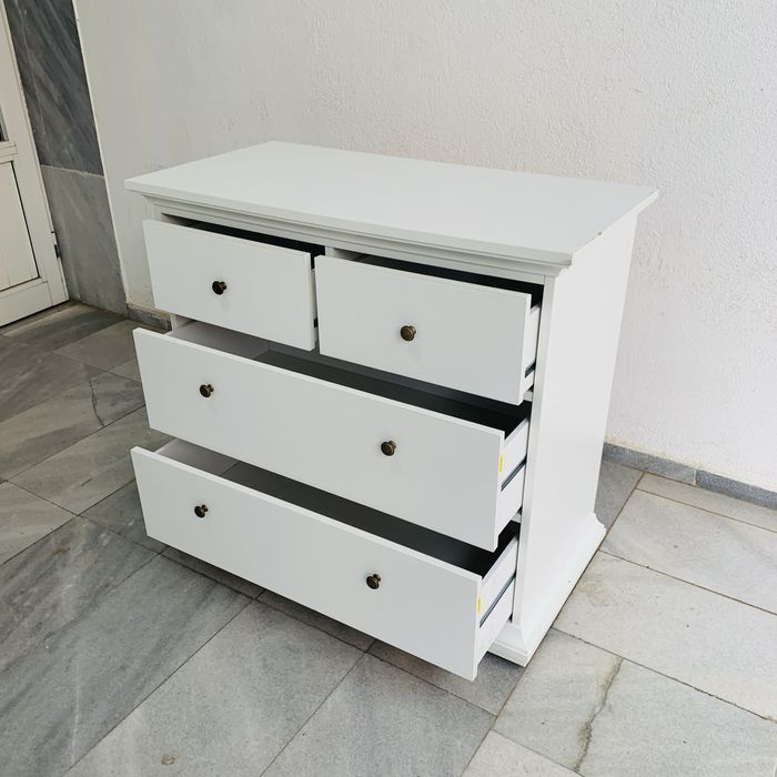 Бял скрин с 4 чекмеджета – модерен стил