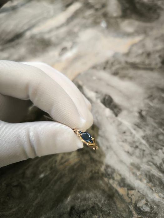 Золотое красивое кольцо