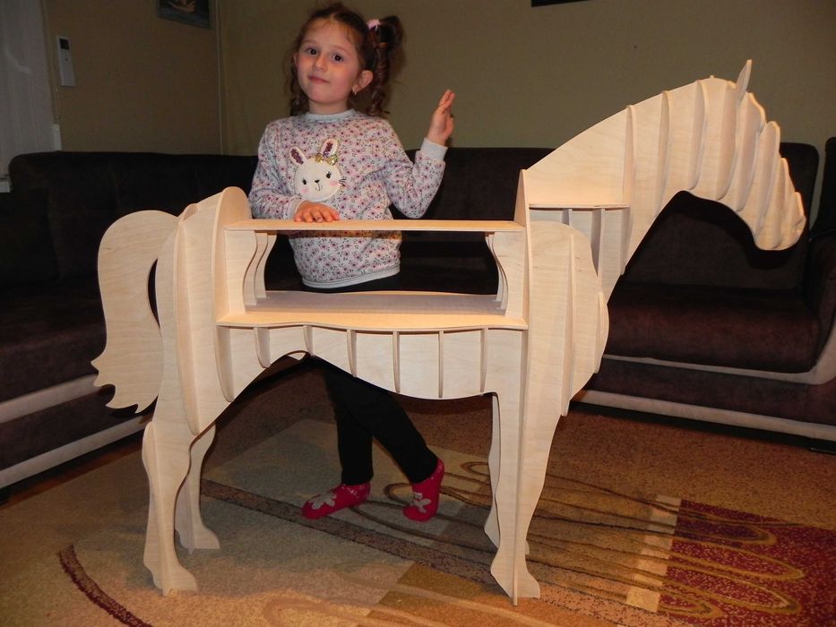 Кон помощна масичка за интериора на дома или партито.