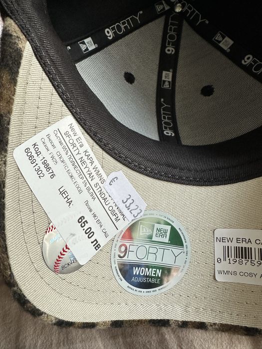 Дамска шапка с козирка