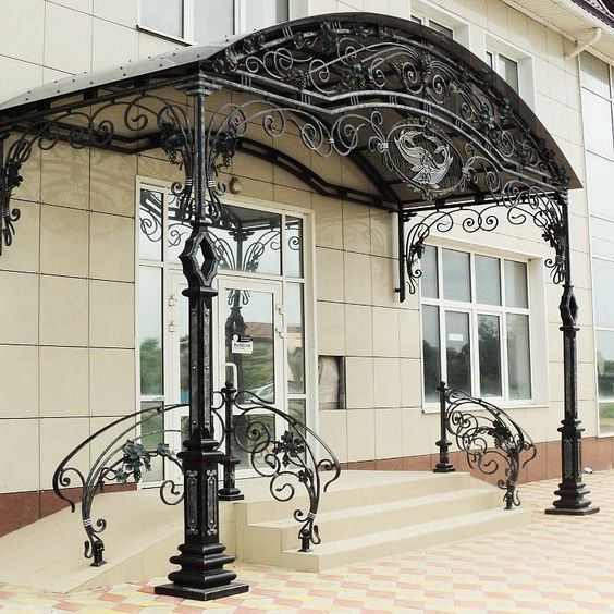 Навес, дарвоза, двери перила беседки все из металла. Качественно