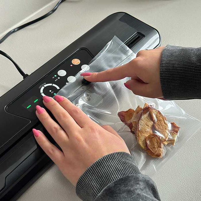 Уред за запечатване на храна с вграден нож и 10 броя вакуум торбички