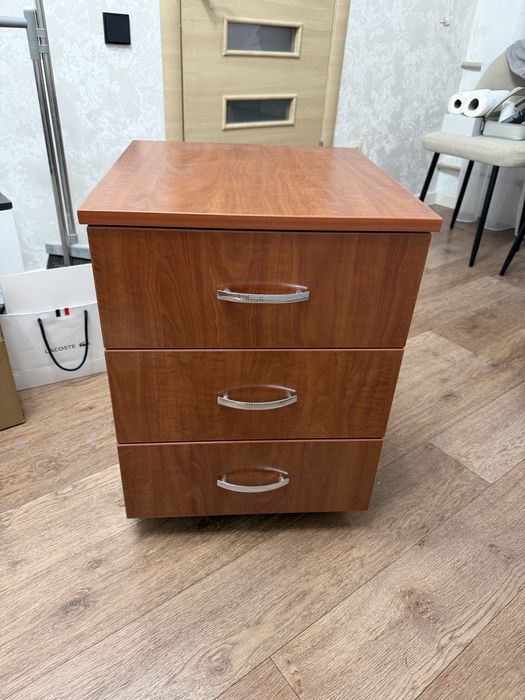 Продаю стол с тумбой