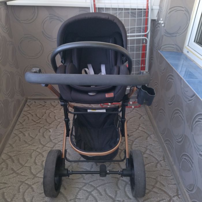 Продавам бебешка количка.