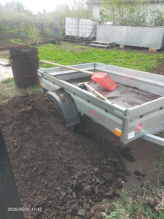 Перегной на легковом прицепе
