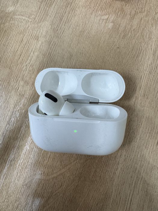 Продам Airpods Pro оригинал левый наушник