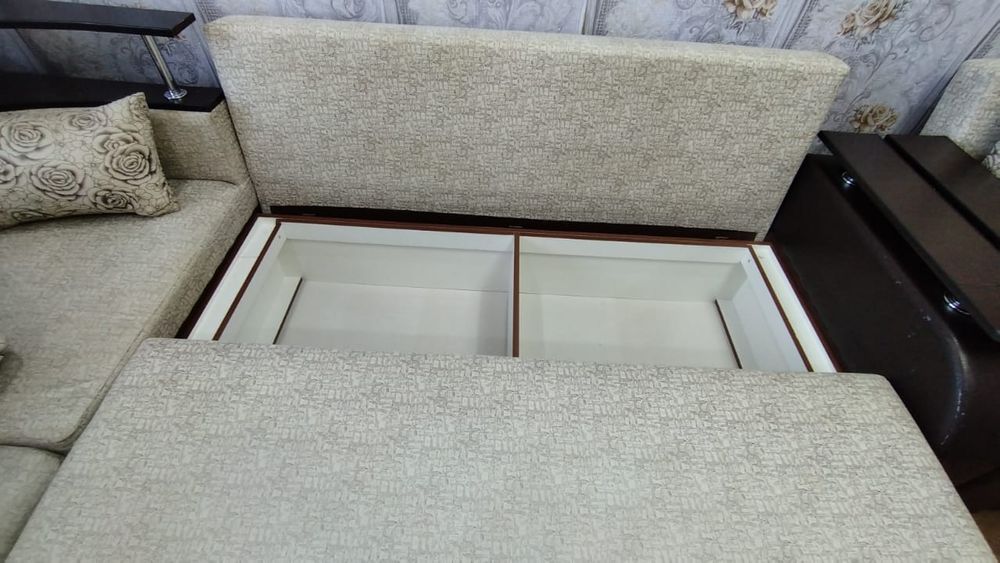 Продам угловой диван с креслом и пуфиком