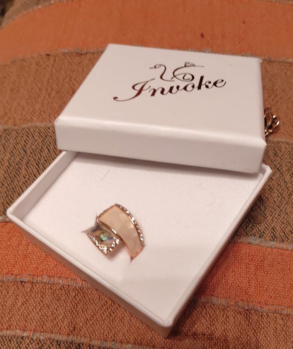 Пръстен розово позлатяване и седеф. Invoke