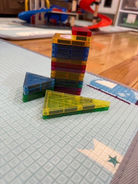 Лот детски музикални играчки, магнитен конструктор и книги с капачета