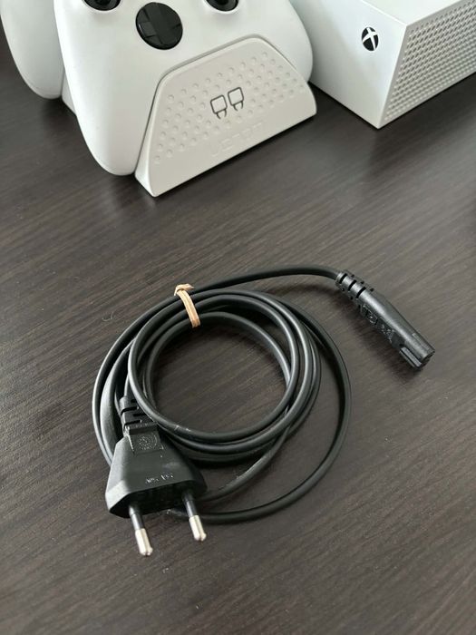 Xbox Series S + 2 controllere + statie de incarcare