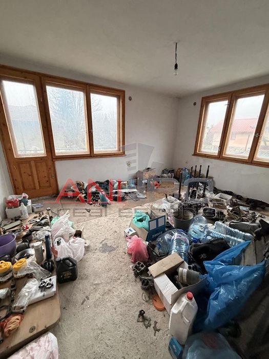 Къща в София, област-с.Говедарци площ 200 цена 180000