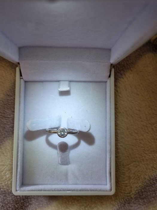 В продаже женское серебряное кольцо размер 19 (надо мерить)