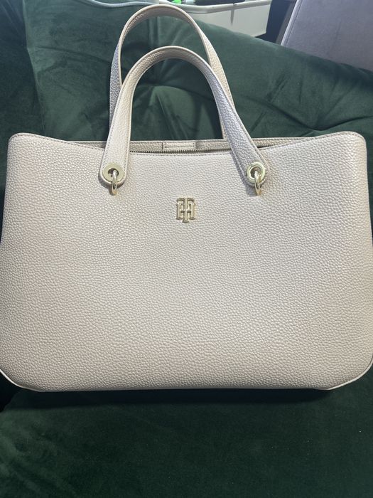 Vand poseta Tommy Hilfinger,ca si noua