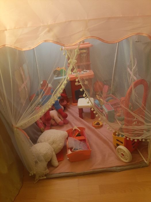 Домик с игрушками