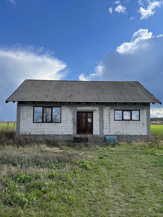 Vând casă în Miersig cu teren cu 5.000 mp (plus inca 2.000 mp disponibili la vanzare teren agricol)situată la 25 de km de Oradea