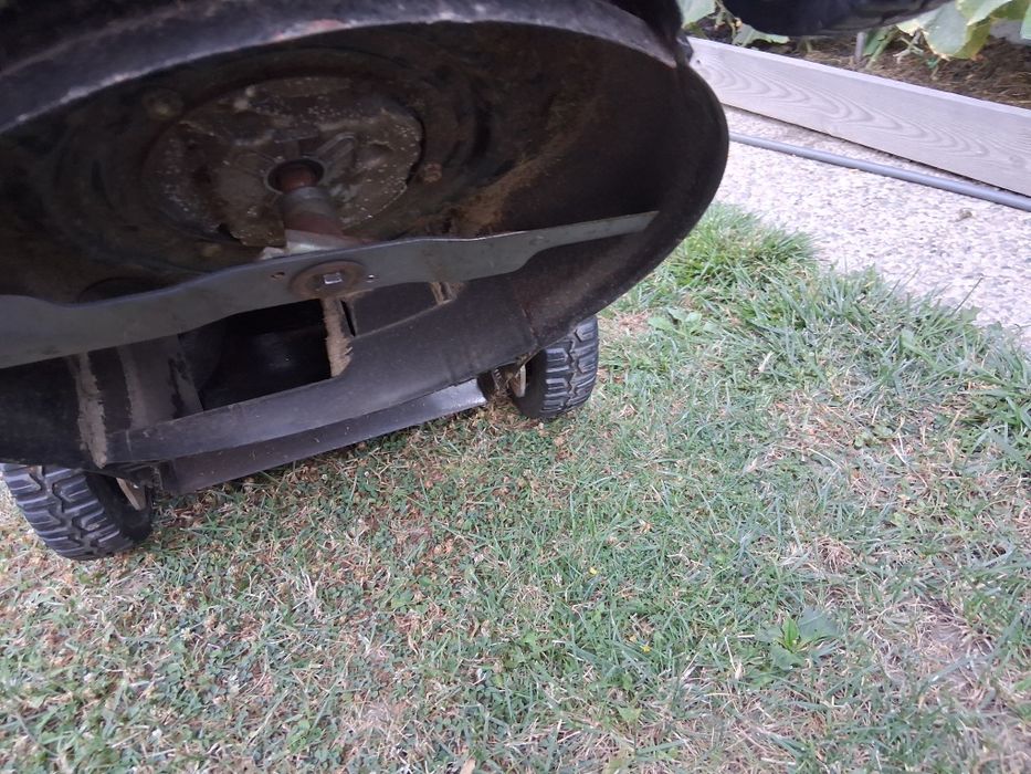 Vând mașină de tuns gazon pe benzină Lux Tools .