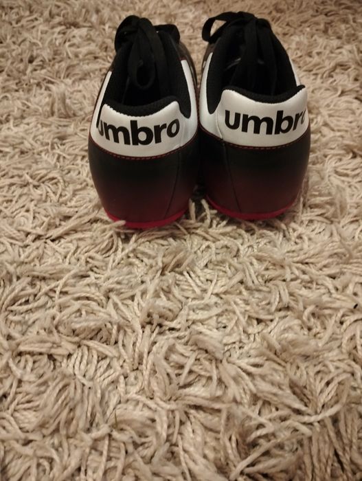 Adidași Fotbal umbro va rog sa îi cumpărați !