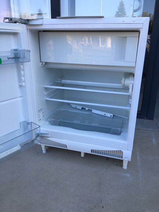 Малък хладилник за пълно вграждане с камера Gorenje 82 см