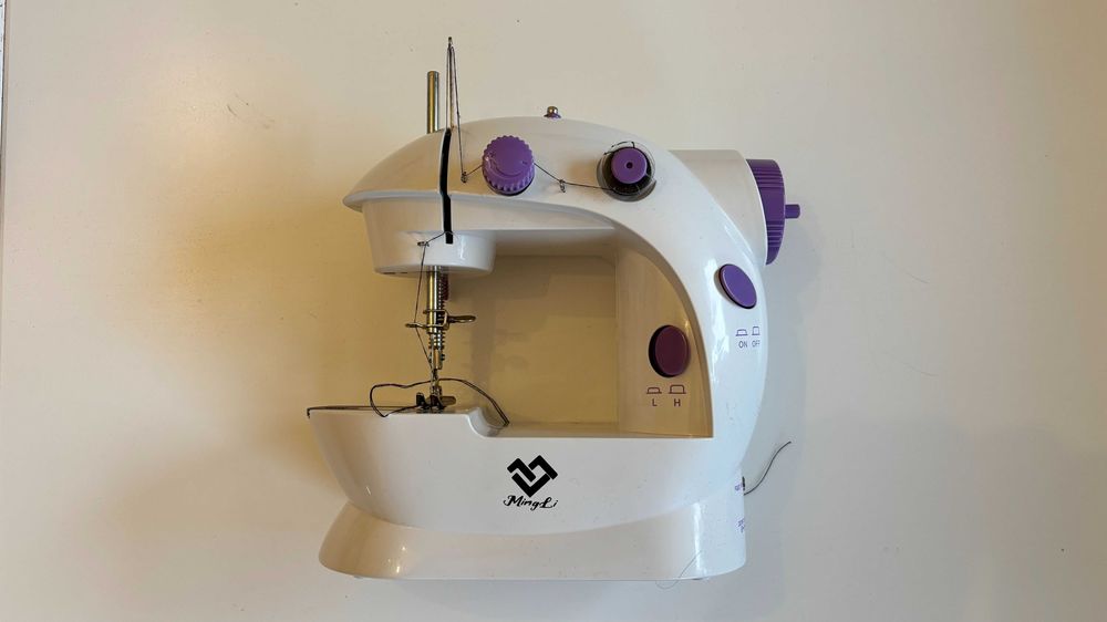 Mini mașină de cusut portabilă – Nouă, la cutie + accesorii
