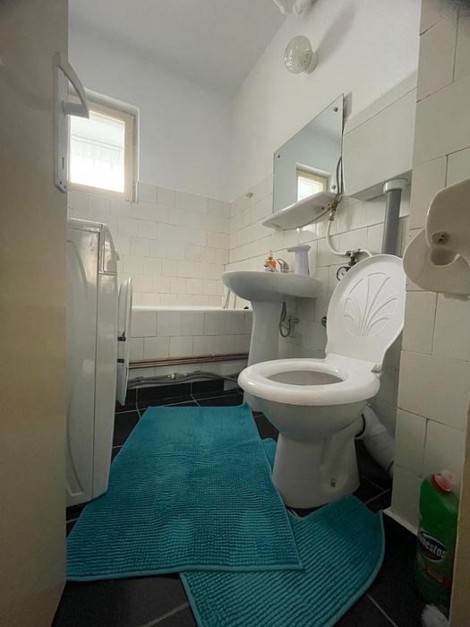 Inchiriez ap 3 camere dec 1 Mai/ Spital