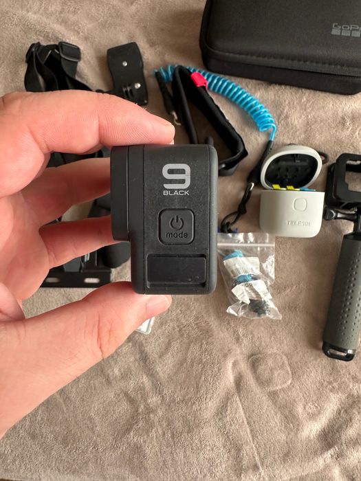 GoPro 9 black с допълнителни батерии и аксесоари.