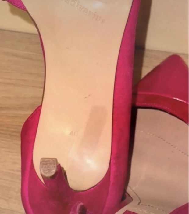pantofi roz.