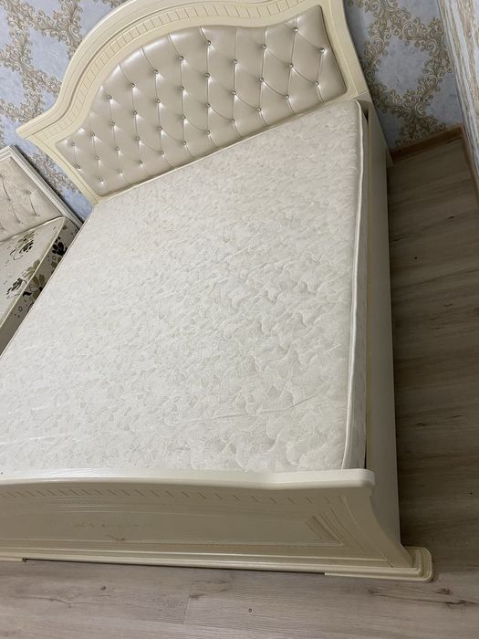 двуспальная кровать с матрасом