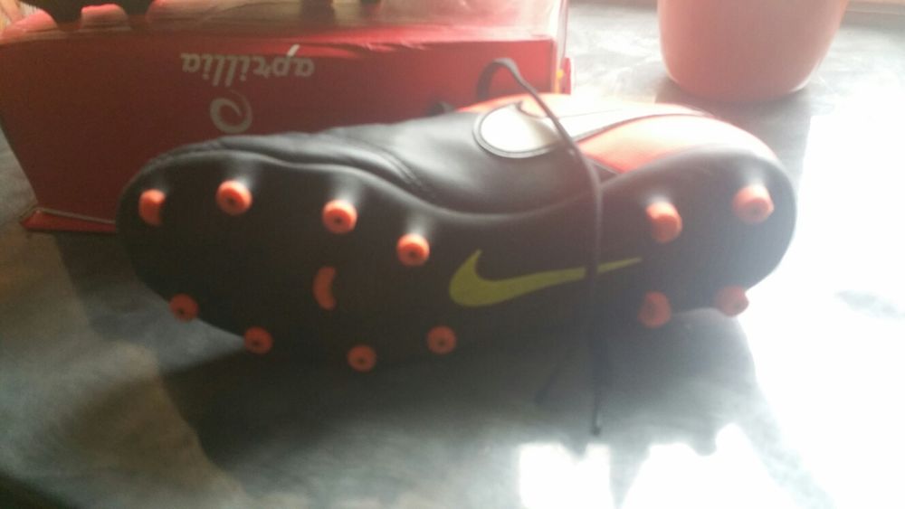 Ghete footbal Nike şi Adidas 37 şi 38 - vedeţi FOTO