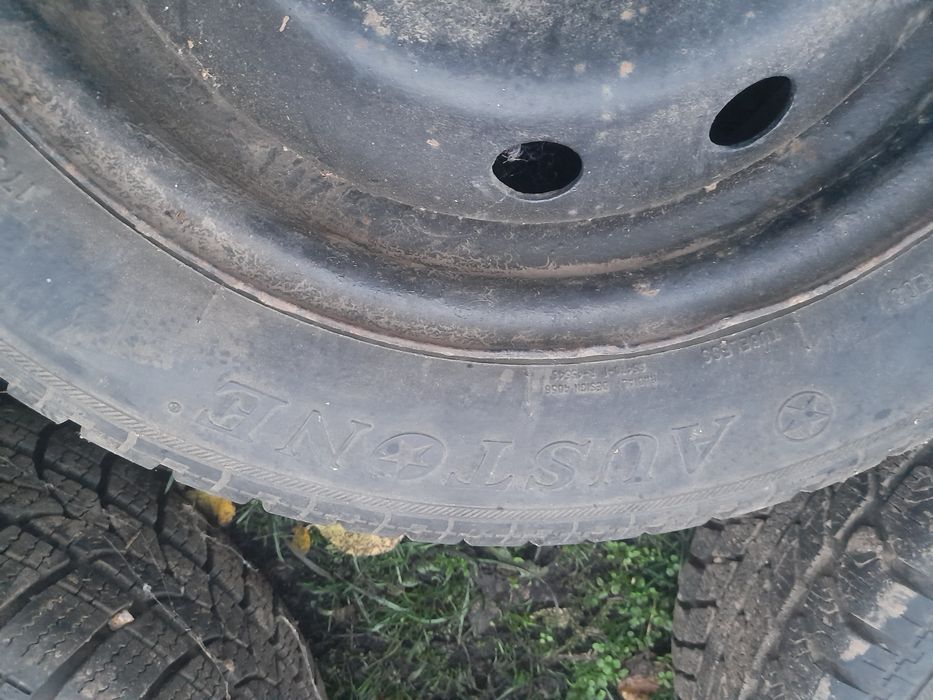 Продавам комплект зимни гуми 175/65 R14 с железни джанти