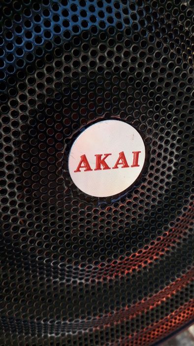 Vind Boxa Akai, puternică 50 W am  si boxe mai mici, la 30 W