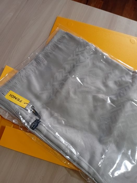 Продам палантин "Fendi"