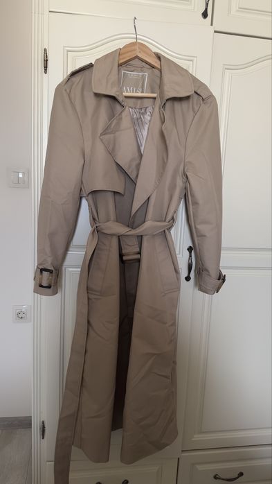 Елегантен тренчкот в бежов цвят