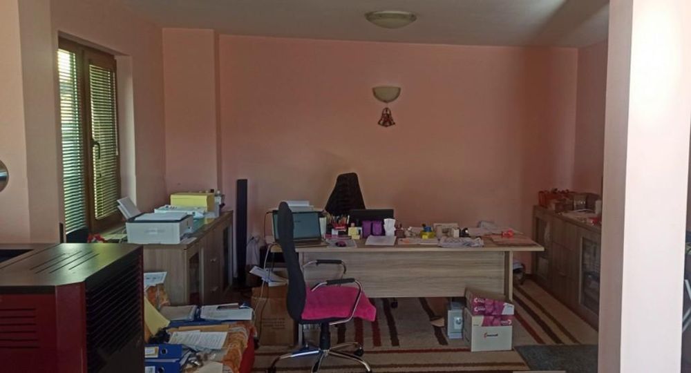 Триетажна Къща с двор в ж.к Меден Рудник