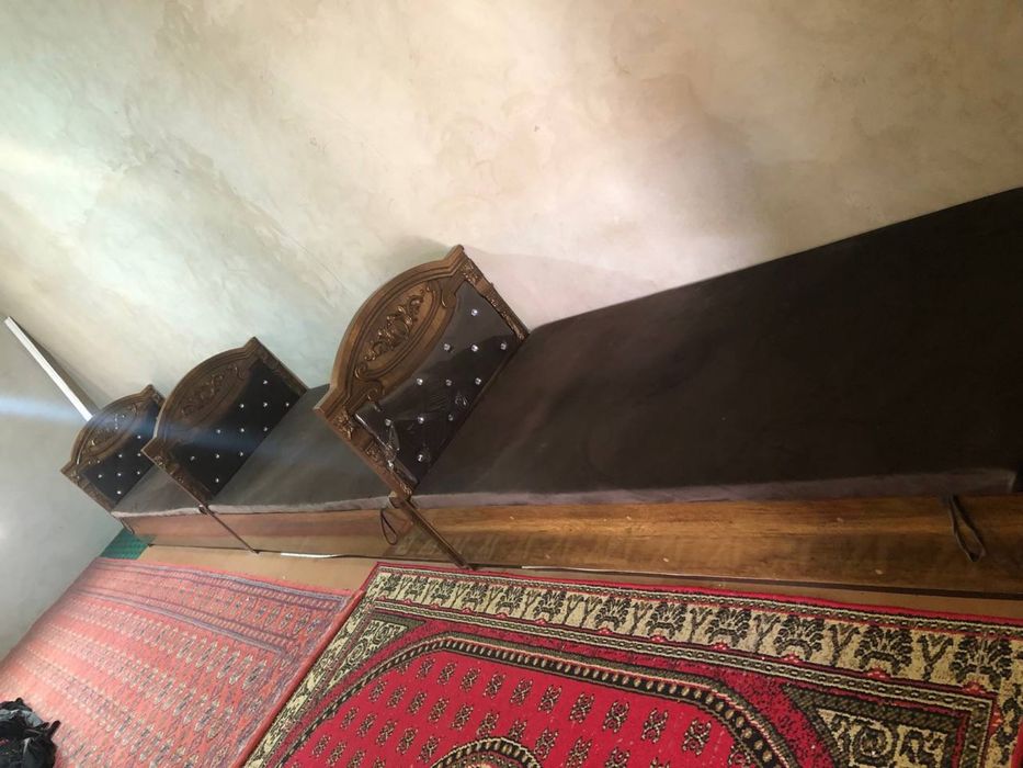 1 kishilik divan. 3 dona