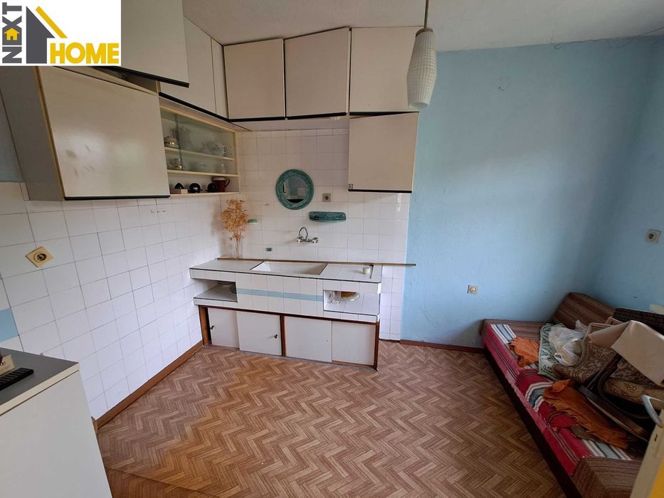 Две къщи с гараж и стопанска постройка