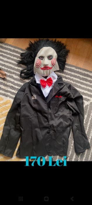 Măști  si costume pentru anul nou folosite la o petrecere de halloween