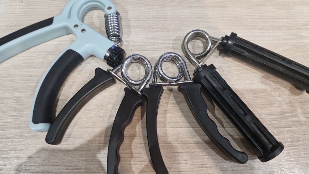 Продам 4 эспандера для кистей