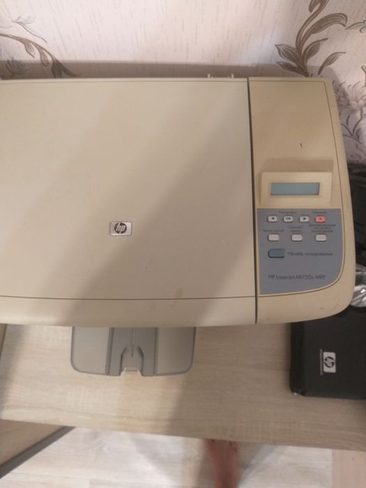Принтер HP черно белый.