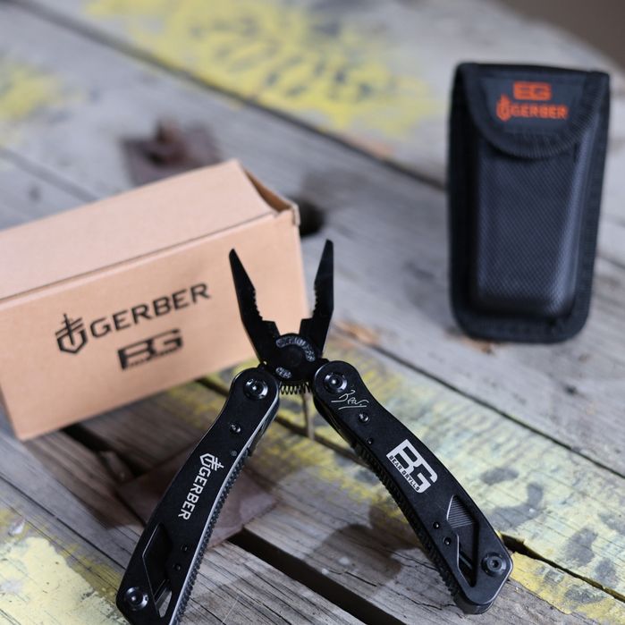 Мултифункционален швейцарски инструмент