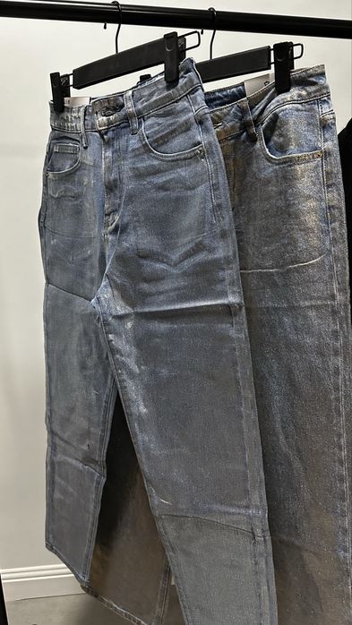 Джинсы с напылением, со стразами