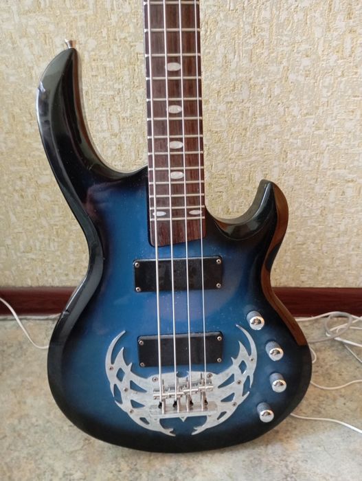 Бас гитара.4-х струнная.