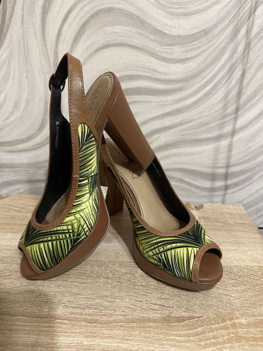 Элегантные женские туфли 38 размера фирмы CARNABY 2 пары
