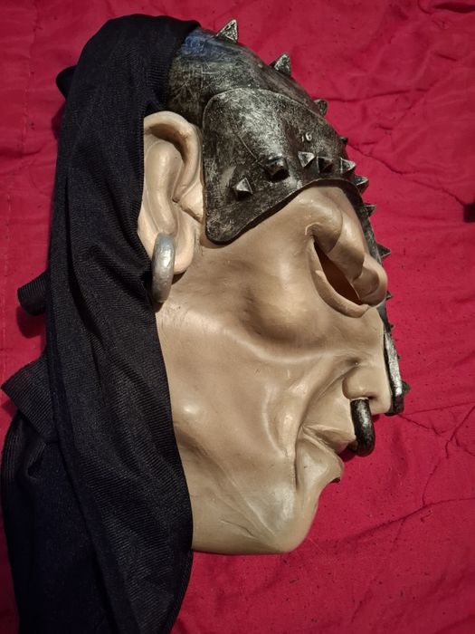 Маски за Хелоуин и книга Хари Потър