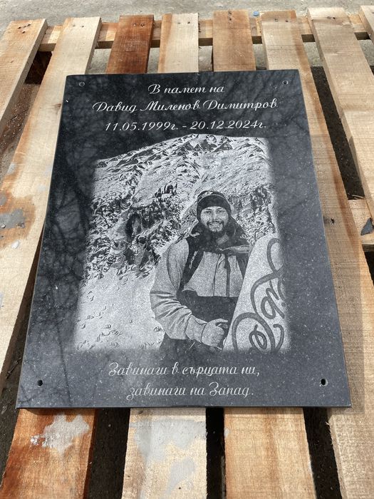 Гравиране върху черен гранит – Паметни плочи, подаръци, икони