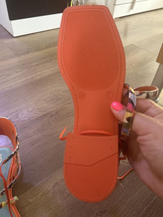 Продавам Сандали Gabina