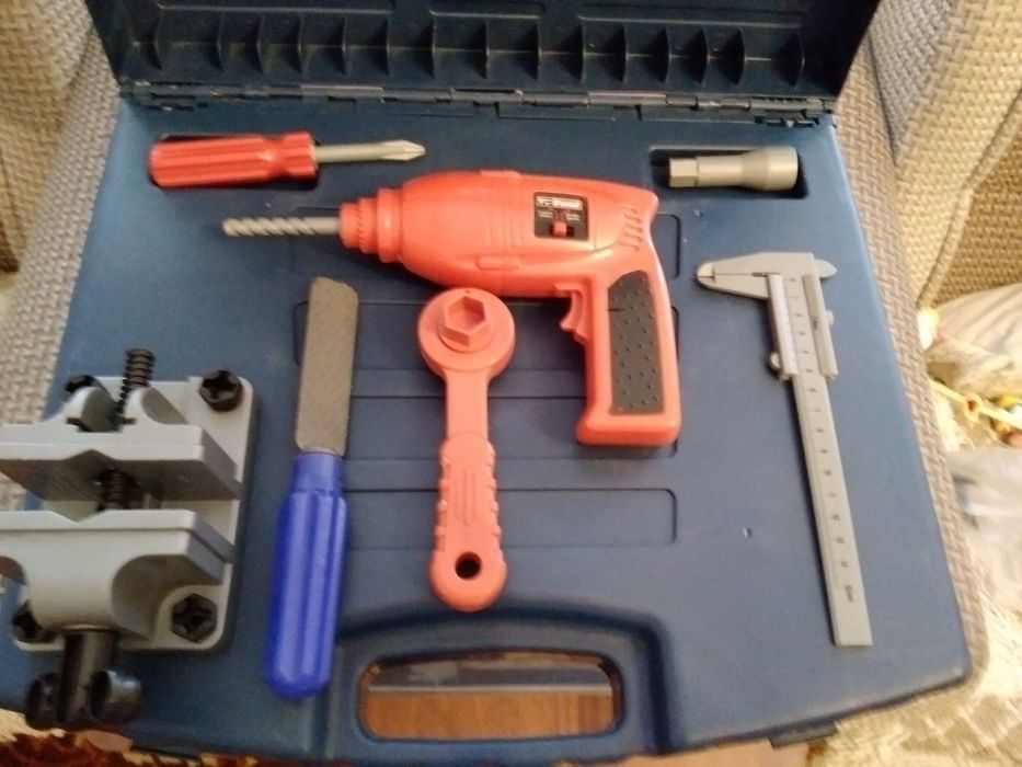 Продам набор слесарного инструмента для мальчика.