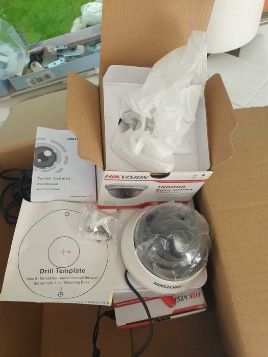 Sistem de supraveghere Hikvision DS-7104HGHI / 4 camere dome NOI!