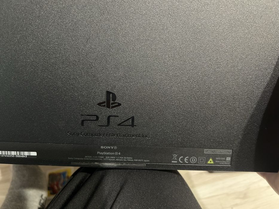 Vând PlayStation 4 (PS4 Fat 500 gb ), în stare bună de funcționare.
