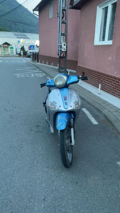 vând scuter piaggio